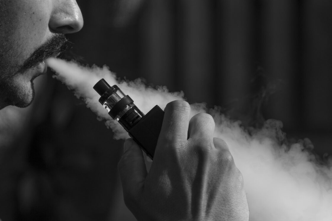 How to Minimize the Smell When You are Vaping 2023 Guide