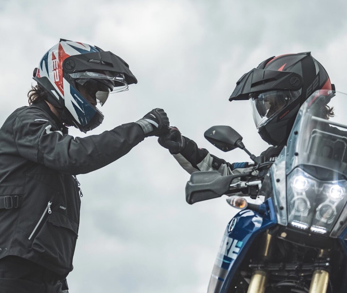 What Does It Mean When A Motorcyclist Taps His Helmet? - Iniwoo.net